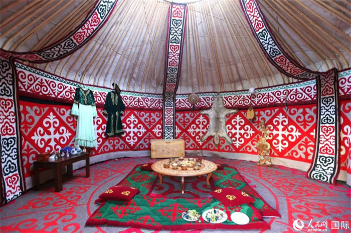 活動(dòng)現(xiàn)場展示了哈薩克斯坦的氈房。人民網(wǎng)記者 楊倩攝
