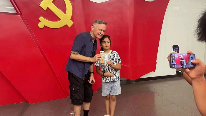 潘維廉和志愿講解員紀念合影。主辦方供圖