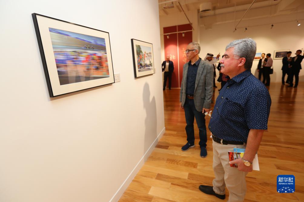 9月18日，人們在卡塔爾多哈參觀“你好，北京”攝影展。新華社記者隋先凱攝