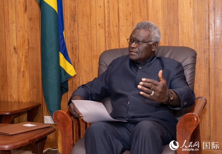 2023年9月14日，所羅門群島總理梅納西·索加瓦雷在首都霍尼亞拉接受人民網記者專訪。（人民網 賀吉攝影 ）