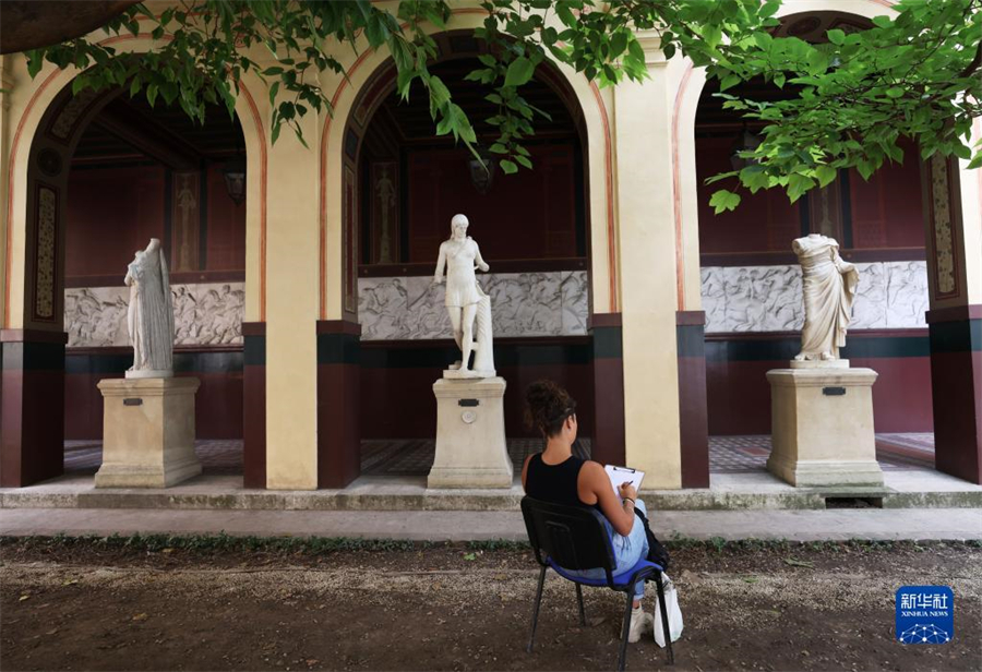 9月17日，在法國(guó)巴黎國(guó)立高等美術(shù)學(xué)院舉行的歐洲遺產(chǎn)日活動(dòng)上，參觀者參與繪畫創(chuàng)作和體驗(yàn)。新華社記者 高靜 攝