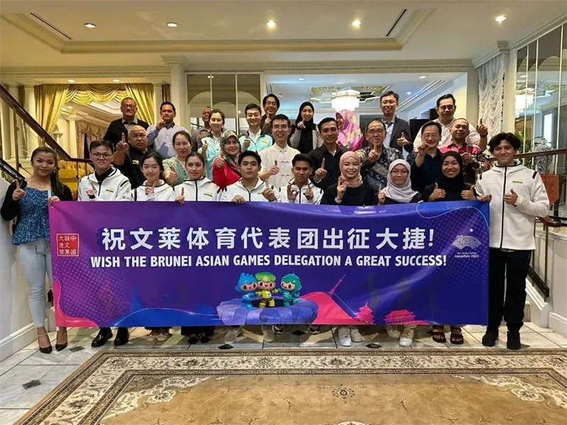 肖建國大使同參加歡送儀式的文方嘉賓、代表團(tuán)成員等合影留念。圖片由使館提供