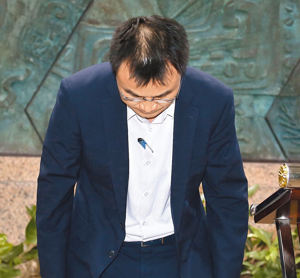 臺農(nóng)業(yè)部門負(fù)責(zé)人陳吉仲19日傍晚舉行記者會說明項(xiàng)目進(jìn)口雞蛋議題，當(dāng)日晚間8點(diǎn)在臉書上宣布辭職。 圖片來源：臺灣“中時(shí)新聞網(wǎng)”