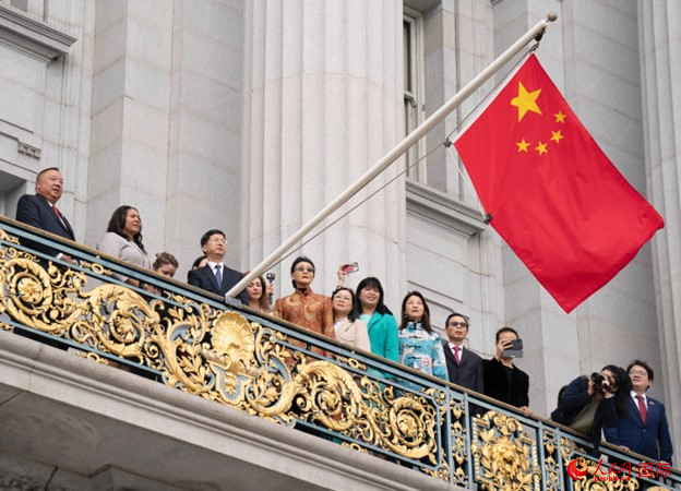 當(dāng)?shù)貢r(shí)間9月29日，中國(guó)駐舊金山總領(lǐng)事張建敏與舊金山市長(zhǎng)倫敦·布理德一起在舊金山市政廳陽(yáng)臺(tái)升起中國(guó)國(guó)旗，慶祝中華人民共和國(guó)成立74周年。人民網(wǎng)記者 鄧圩攝