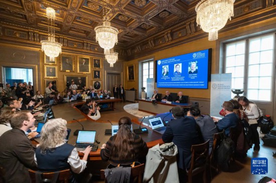 這是10月3日在瑞典斯德哥爾摩拍攝的2023年諾貝爾物理學(xué)獎公布現(xiàn)場。新華社發(fā)（魏學(xué)超攝）