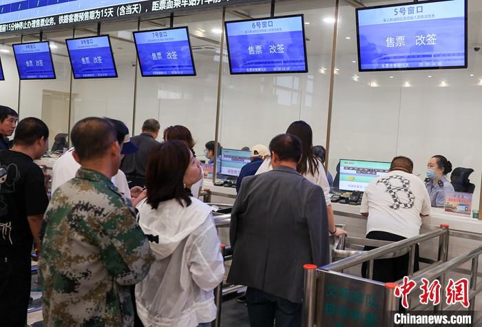 9月21日，旅客在北京站售票大廳內(nèi)購(gòu)買火車票。當(dāng)日，鐵路部門開(kāi)始發(fā)售10月5日火車票。國(guó)鐵集團(tuán)發(fā)布數(shù)據(jù)顯示，9月13日至20日已發(fā)售火車票1.5億張。鐵路部門將在9月27日至10月1日、10月4日至7日增開(kāi)200列夜間高鐵，車票已陸續(xù)開(kāi)始發(fā)售，盡最大努力滿足旅客出行需求。 <a target='_blank' href='/'><p  align=