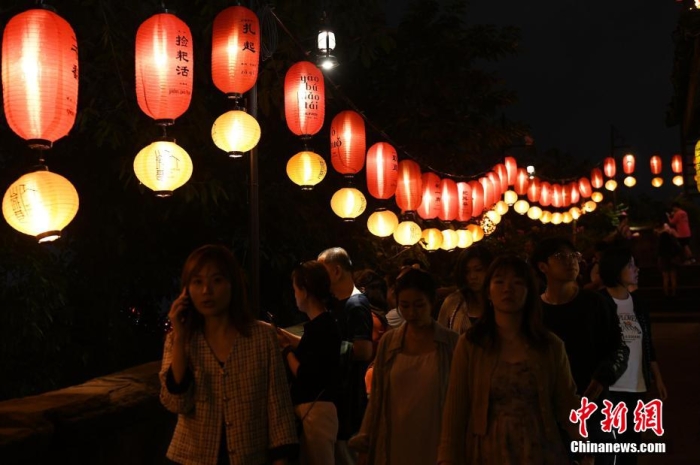 圖為游客夜游山城巷感受山城獨(dú)特魅力。<a target='_blank' href='/' ><p  align=