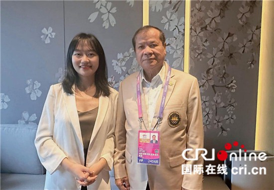 　　△柬埔寨國(guó)家奧委會(huì)主席、柬埔寨亞運(yùn)代表團(tuán)團(tuán)長(zhǎng)唐坤（右）接受記者采訪