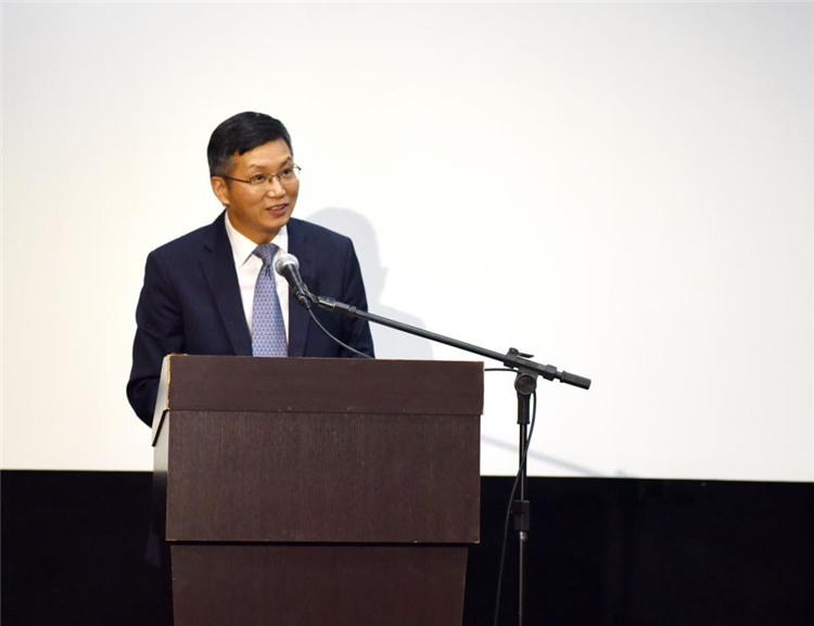 中國(guó)駐圣保羅總領(lǐng)事余鵬在開幕活動(dòng)中致辭。 圣保羅州立大學(xué)孔子學(xué)院供圖