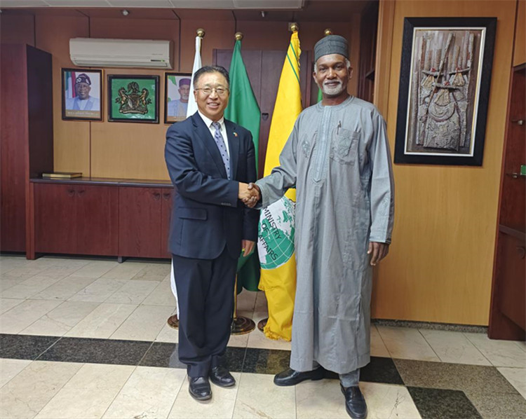 駐尼日利亞大使崔建春（左）會(huì)見尼外長(zhǎng)圖加爾。駐尼使館供圖