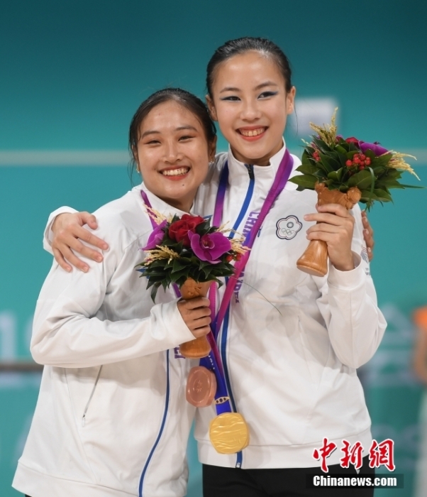 10月7日，杭州第19屆亞運(yùn)會輪滑項(xiàng)目女子花樣輪滑單人滑長節(jié)目決賽在錢塘輪滑中心舉行。結(jié)合短節(jié)目決賽成績，中國臺北選手洪筱晴(左)以94.38分的總成績奪得女子花樣輪滑單人滑冠軍，中國臺北選手張致如(右)獲得季軍。<a target='_blank' href='/'><p  align=