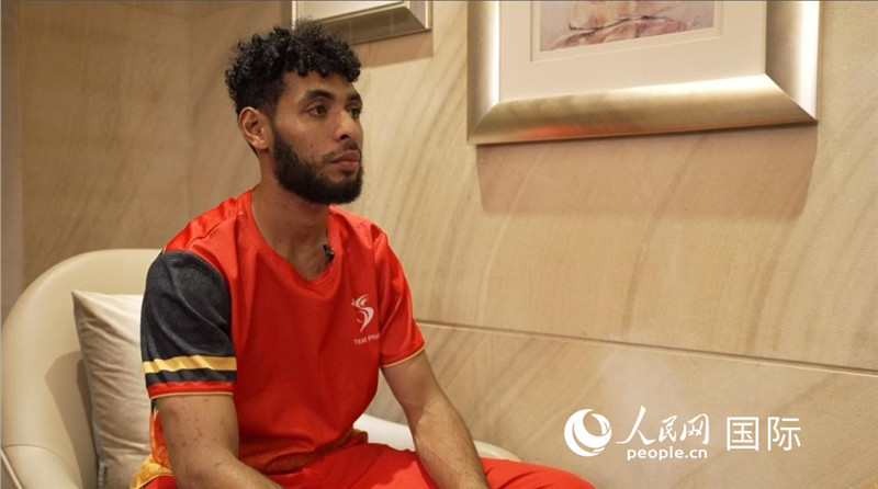 巴布亞新幾內(nèi)亞乒乓球國(guó)家隊(duì)隊(duì)員杰弗瑞·羅伊接受采訪(fǎng)。 人民網(wǎng) 彭昱凱攝