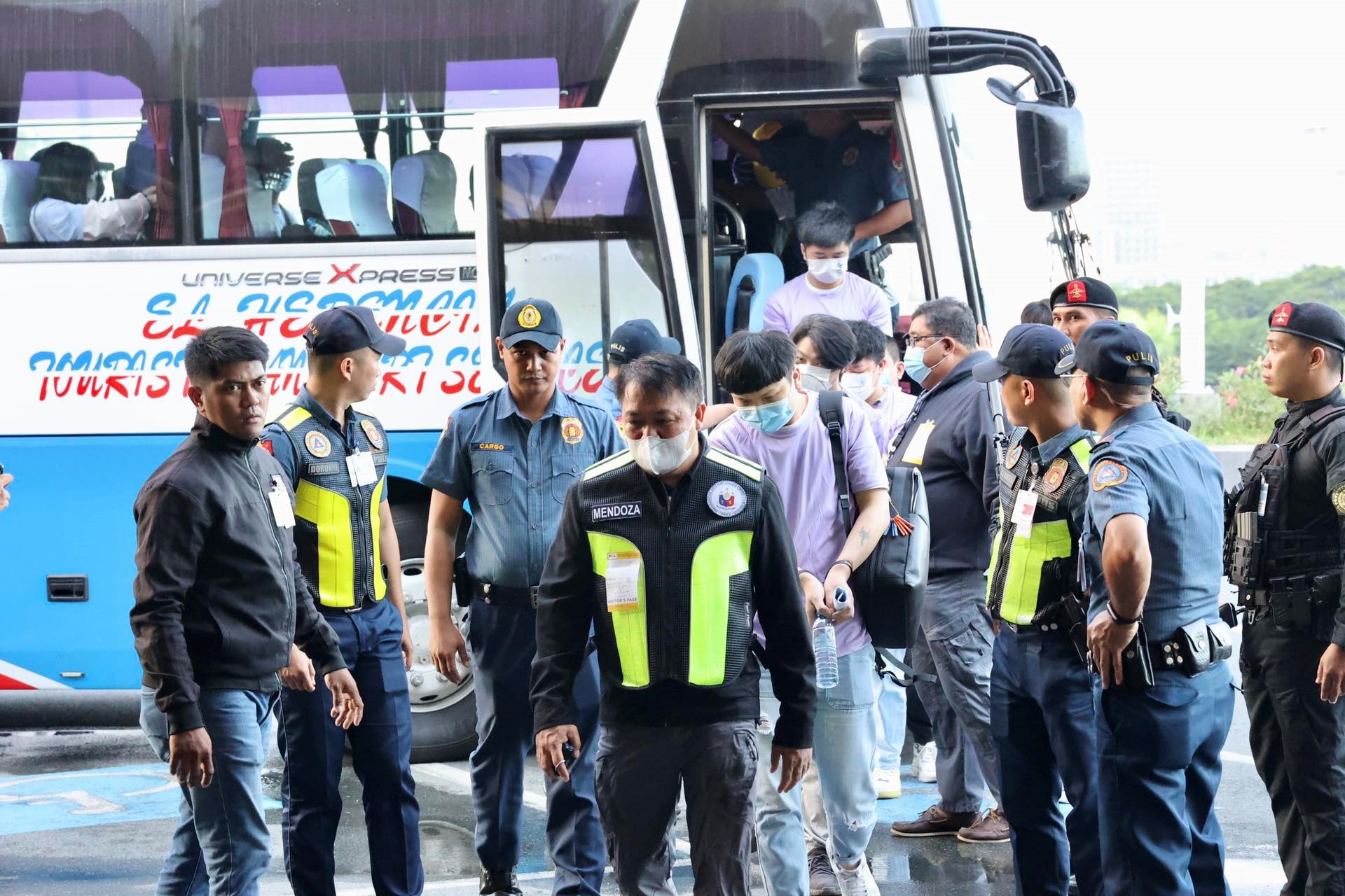 中菲兩國執(zhí)法部門合作遣返在菲從事離岸博彩的中國公民。中國駐菲律賓使館供圖