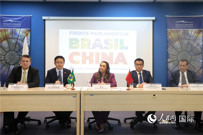 新一屆里約州巴西中國(guó)議員陣線在里約熱內(nèi)盧成立并舉行慶?；顒?dòng)，與會(huì)嘉賓在現(xiàn)場(chǎng)致辭。 人民網(wǎng)記者 時(shí)元皓攝