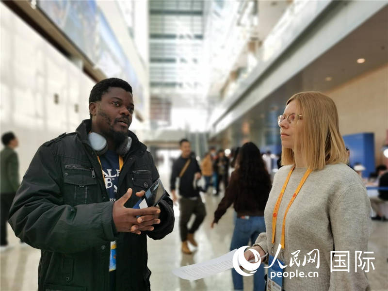 剛果（金）未來集團(tuán)廣播電視部記者雨果-恩澤扎接受人民網(wǎng)采訪。人民網(wǎng) 孫鴻宇攝