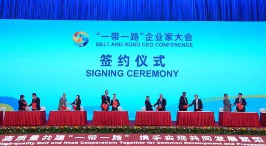 　　這是10月17日拍攝的簽約儀式現(xiàn)場(chǎng)。當(dāng)日，“一帶一路”企業(yè)家大會(huì)在北京召開(kāi)。（新華社記者王毓國(guó)攝）
