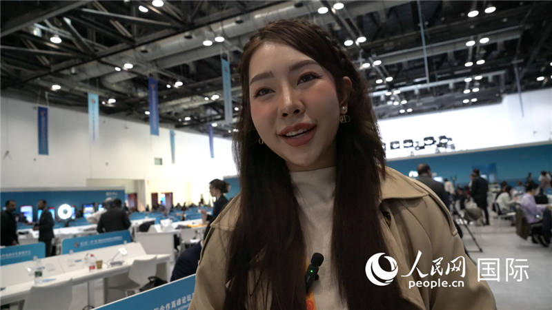 泰國TOPNEWS電視臺(tái)主播蓬薩婉?乍如潘（Phonsawan Jarupan）與記者交談。人民網(wǎng) 楊春燕攝