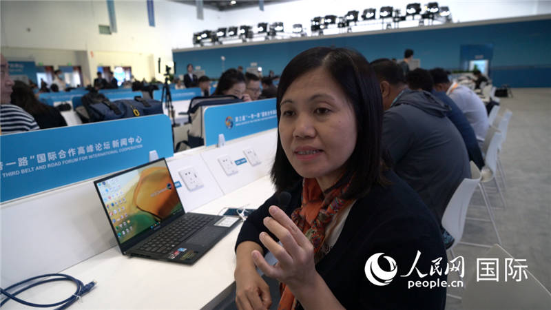 越南之聲廣播電臺(tái)記者胡鴻行（音譯，H? H?ng H?nh）與記者交談。人民網(wǎng) 楊春燕攝