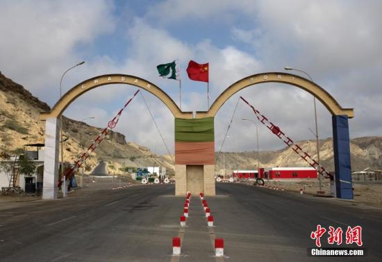 5月5日，瓜達(dá)爾港出入口的拱門。瓜達(dá)爾港是阿拉伯海沿岸的一座天然不凍良港，也是中巴經(jīng)濟(jì)走廊的南端起點(diǎn)。中國公司自2013年開始取得瓜達(dá)爾港的運(yùn)營權(quán)，目前各項(xiàng)工作逐步展開。盡管自然條件差、物資匱乏，但瓜達(dá)爾卻有著重要的地理位置。瓜達(dá)爾是巴基斯坦通往波斯灣和阿拉伯海的大門，距離霍爾木茲海峽僅400公里。作為一帶一路有益補(bǔ)充的中巴經(jīng)濟(jì)走廊經(jīng)濟(jì)構(gòu)架的確立，使位于巴基斯坦最南端的瓜達(dá)爾港成為中巴經(jīng)濟(jì)走廊的一個(gè)重要出海口。<a target='_blank' href='/'><p  align=