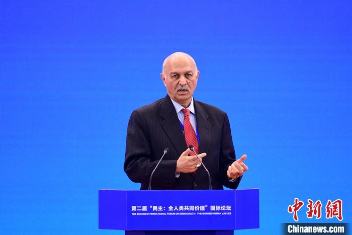3月23日，第二屆“民主：全人類共同價(jià)值”國際論壇開幕式在北京舉行。圖為巴基斯坦參議院國防委員會(huì)主席穆沙希德·侯賽因在開幕式上作主題發(fā)言。 <a target='_blank' href='/'><p  align=