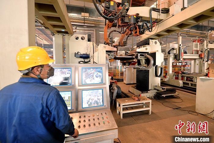 資料圖：車(chē)間內(nèi)工作人員進(jìn)行機(jī)器操作。<a target='_blank' href='/' _fcksavedurl='/'><p  align=