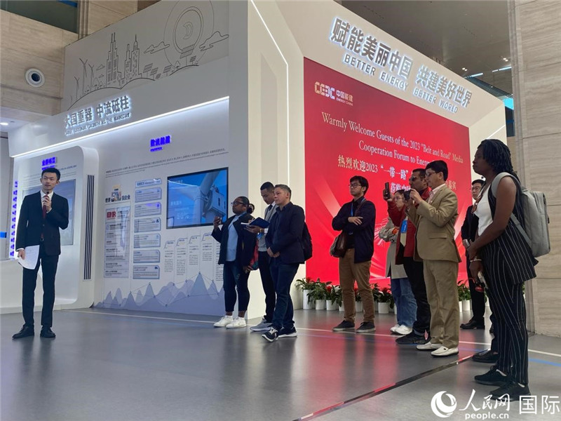 2023“一帶一路”媒體合作論壇聯(lián)合采訪團(tuán)參訪中國能建。人民網(wǎng)記者 于洋攝