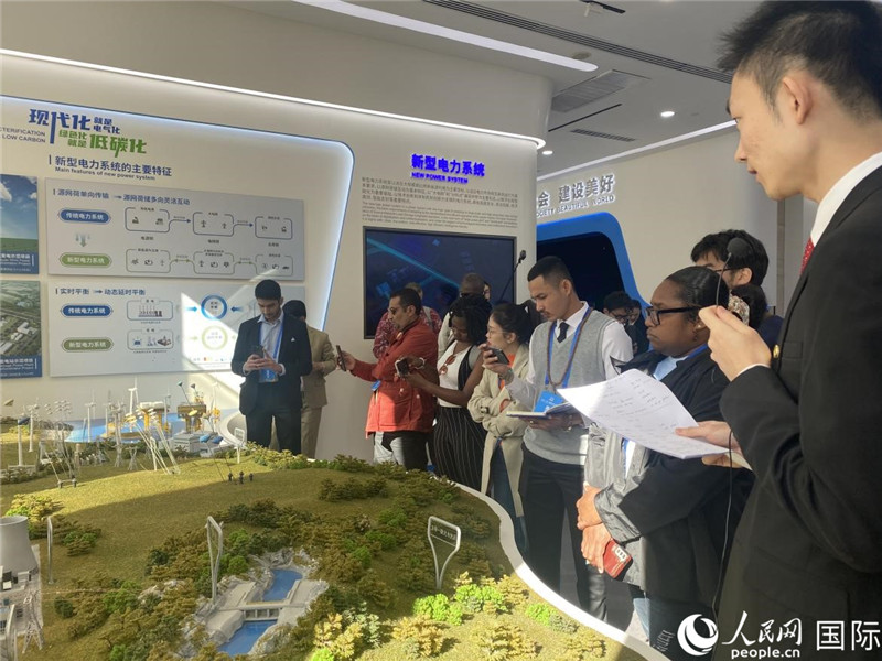 2023“一帶一路”媒體合作論壇聯(lián)合采訪團(tuán)參訪中國能建。人民網(wǎng)記者 于洋攝