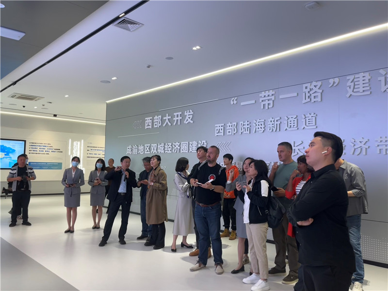 （成都國際鐵路港展廳，中外記者邊聽邊記，了解成都國際鐵路港運行情況 趙橙涔攝