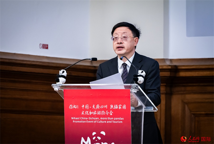 四川省文化和旅游廳廳長戴允康作文化旅游推介。人民網(wǎng) 郭錦標(biāo)攝