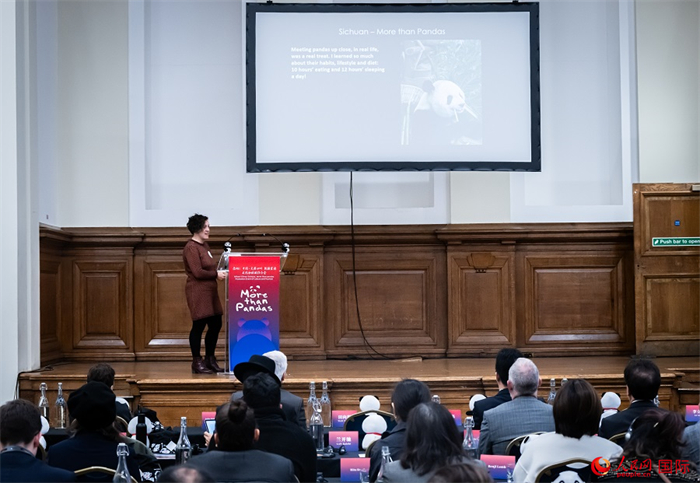 英國旅游達(dá)人瑪麗亞·拉莫爾作來川游歷主題分享。人民網(wǎng) 郭錦標(biāo)攝