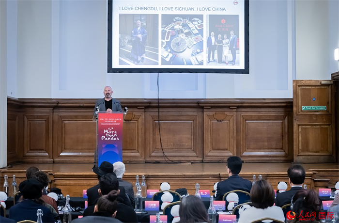 英國群英創(chuàng)意全球首席執(zhí)行官杰米·撒杰特在現(xiàn)場發(fā)言，分享如何進(jìn)一步提升四川旅游的國際影響力、吸引更多的英國游客。人民網(wǎng) 郭錦標(biāo)攝