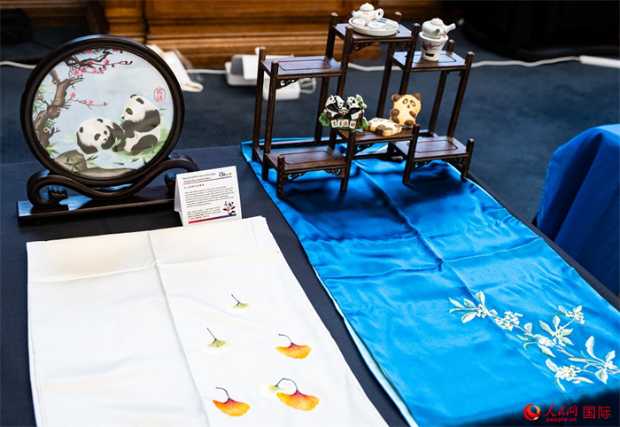 活動現(xiàn)場的現(xiàn)場文創(chuàng)展、互動體驗區(qū)、非遺區(qū)展示。人民網(wǎng) 郭錦標(biāo)攝