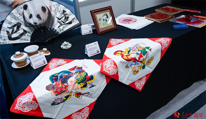 活動現(xiàn)場的現(xiàn)場文創(chuàng)展、互動體驗區(qū)、非遺區(qū)展示。人民網(wǎng) 郭錦標(biāo)攝