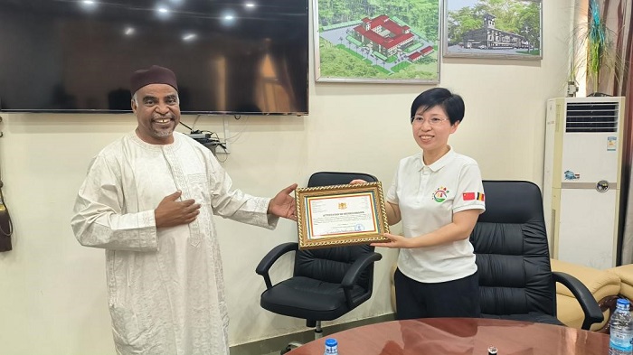 江西省衛(wèi)健委婦幼處處長葉穎代表組派部門接受乍得衛(wèi)生部表彰。中國（江西）第18批援乍得醫(yī)療隊供圖