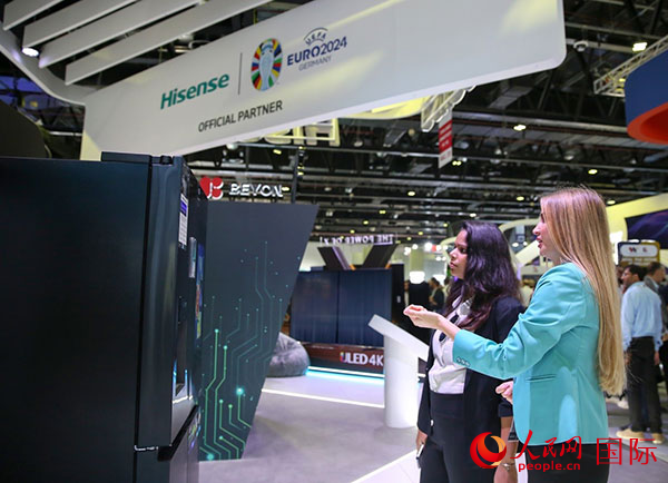 訪客在海信集團(tuán)展臺(tái)參觀。人民網(wǎng) 塔里克·易卜拉欣攝