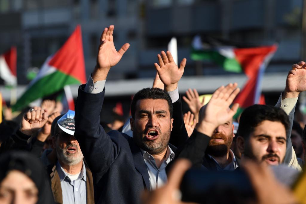 10月18日，人們?cè)谝晾实潞谔m舉行集會(huì)。當(dāng)日，突尼斯、土耳其、伊朗等多國(guó)民眾舉行集會(huì)，表達(dá)對(duì)巴勒斯坦人民的支持，并譴責(zé)針對(duì)加沙城醫(yī)院的襲擊。新華社記者 沙達(dá)提 攝