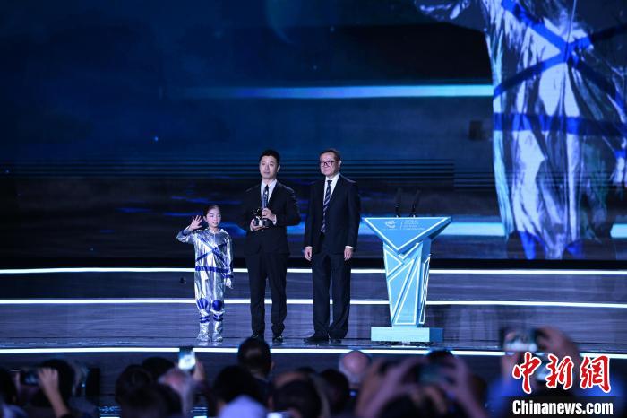 10月21日，2023雨果獎(jiǎng)在成都揭曉。中國(guó)科幻作家海漄憑小說(shuō)《時(shí)空畫師》獲2023雨果獎(jiǎng)“最佳短中篇小說(shuō)”?！D片由第81屆世界科幻大會(huì)組委會(huì)提供