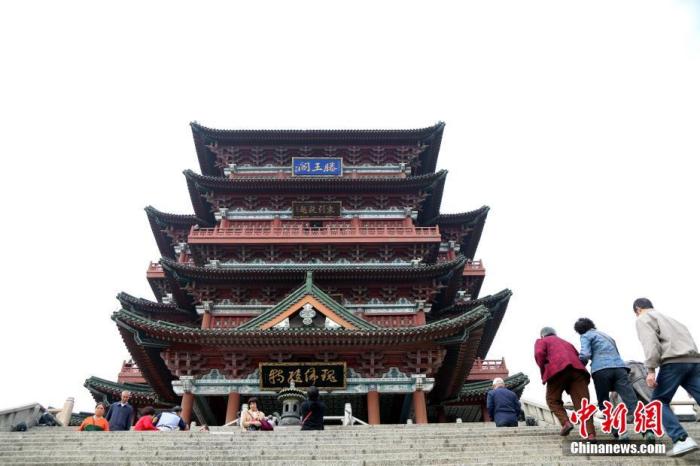 資料圖：中國農(nóng)歷九月初九，重陽佳節(jié)。民眾來到位于江西南昌的滕王閣旅游區(qū)，登高祈福。<a target='_blank' href='/'><p  align=