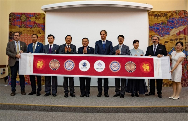 “絲路綺粲—中國絲綢藝術(shù)展”開幕式在匈牙利首都布達(dá)佩斯舉行。布達(dá)佩斯中國文化中心供圖