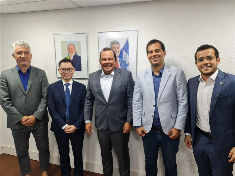 巴伊亞州副州長(zhǎng)杰拉爾多·儒尼奧爾（中）與中國(guó)—巴伊亞州礦業(yè)委員會(huì)主要成員合影。巴西巴伊亞州“中國(guó)—巴伊亞州礦業(yè)委員會(huì)”供圖