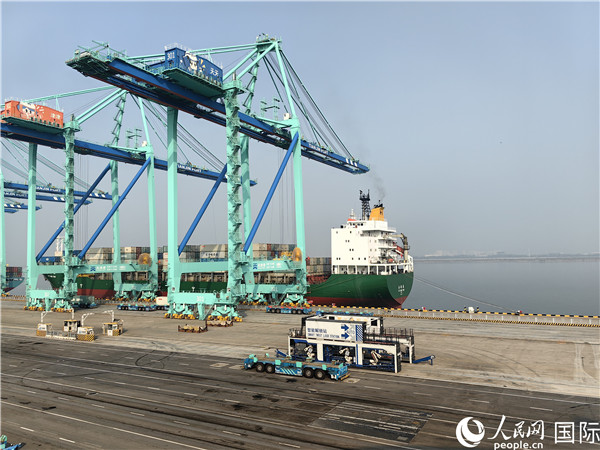 天津港北疆港區(qū)C段智能化集裝箱碼頭。人民網(wǎng)記者 符園園攝