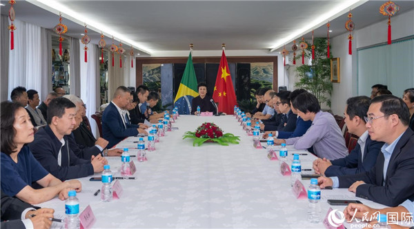 當(dāng)?shù)貢r(shí)間10月23日，國(guó)務(wù)院僑務(wù)辦公室主任陳旭（中）在巴西里約熱內(nèi)盧出席國(guó)務(wù)院僑辦代表團(tuán)與里約僑界座談會(huì)。  王天聰 攝