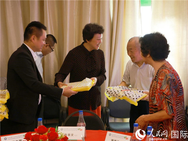 當(dāng)?shù)貢r(shí)間10月23日，國(guó)務(wù)院僑務(wù)辦公室主任陳旭（中）在巴西華人文化交流協(xié)會(huì)會(huì)館出席里約僑界舉辦的重陽(yáng)節(jié)敬老聯(lián)歡活動(dòng)，并為里約僑界長(zhǎng)者代表送上慰問(wèn)品。  人民網(wǎng)記者 陳海琪攝