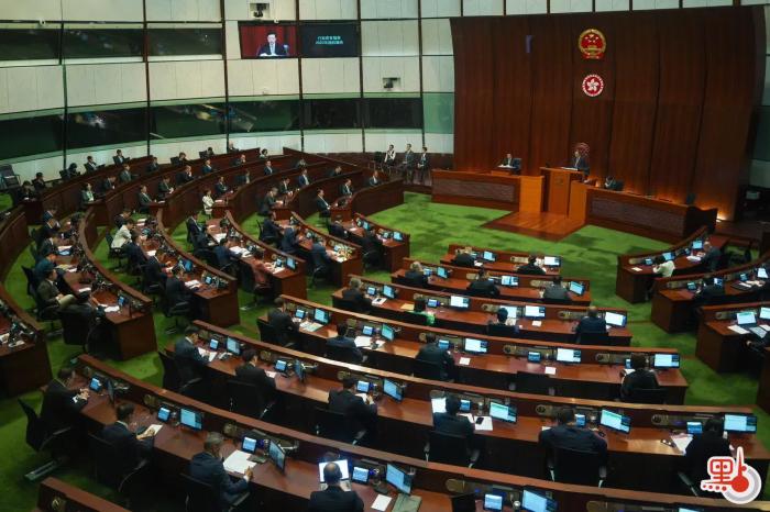 李家超在立法會宣讀新一份施政報告。圖片來源：香港“點(diǎn)新聞” 麥鈞杰 攝