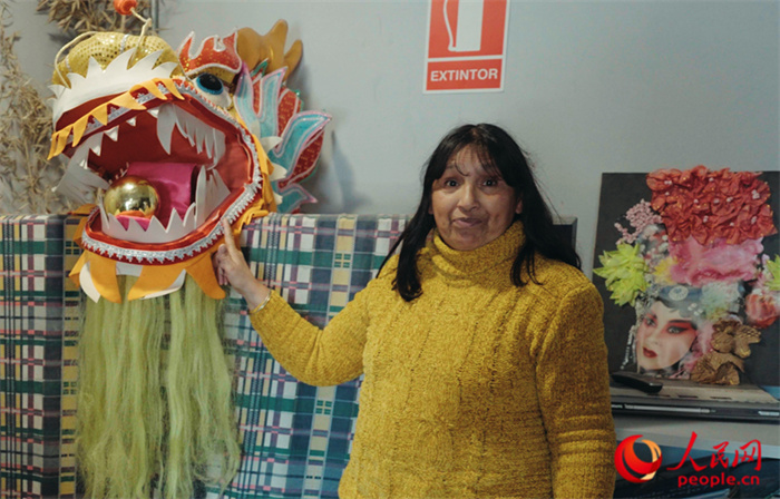 “熊貓閱覽室”一角。盧漢·梅洛為記者展示大使館贈(zèng)送的龍頭。人民網(wǎng)記者 張若涵攝