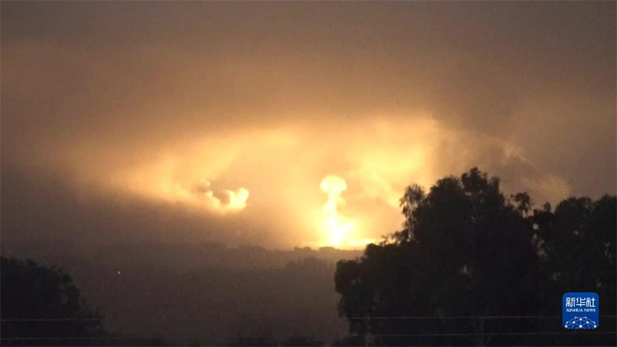 這張從以色列國防軍發(fā)布視頻中截取的圖片顯示，10月27日晚，以軍進(jìn)入加沙地帶開展地面行動。新華社發(fā)