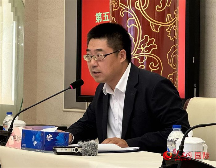 10月31日，歐美同學(xué)會(huì)副秘書(shū)長(zhǎng)滕劍峰在第五屆中法文化論壇媒體吹風(fēng)會(huì)上講話(huà)。（人民網(wǎng) 謝瑩攝）