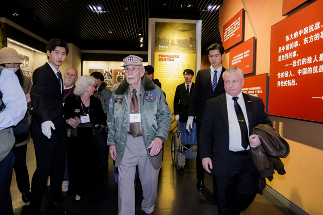 2023年10月30日，美國飛虎隊老兵梅爾·麥克馬倫一行參訪中國人民抗日戰(zhàn)爭紀念館。中國人民對外友好協會供圖