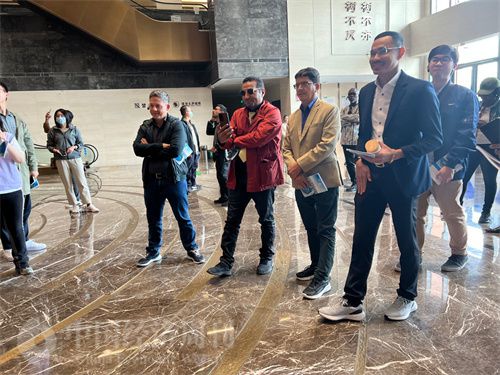   （外媒記者參觀中國藥都中醫(yī)藥博物館。中國經(jīng)濟(jì)周刊記者 郭志強(qiáng) 攝）