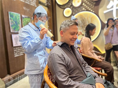   （外媒記者體驗(yàn)艾灸。中國經(jīng)濟(jì)周刊記者 郭志強(qiáng) 攝）